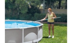 Swimming pool cleaning kit with water vacuum 28002 Intex